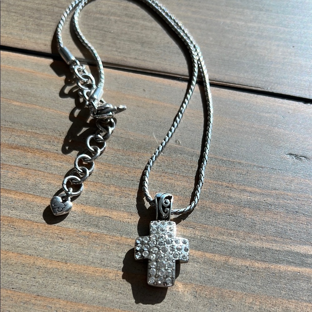 Elegant Silver Necklace with Cross Pendant and Thin Chain - Picture 4 of 4